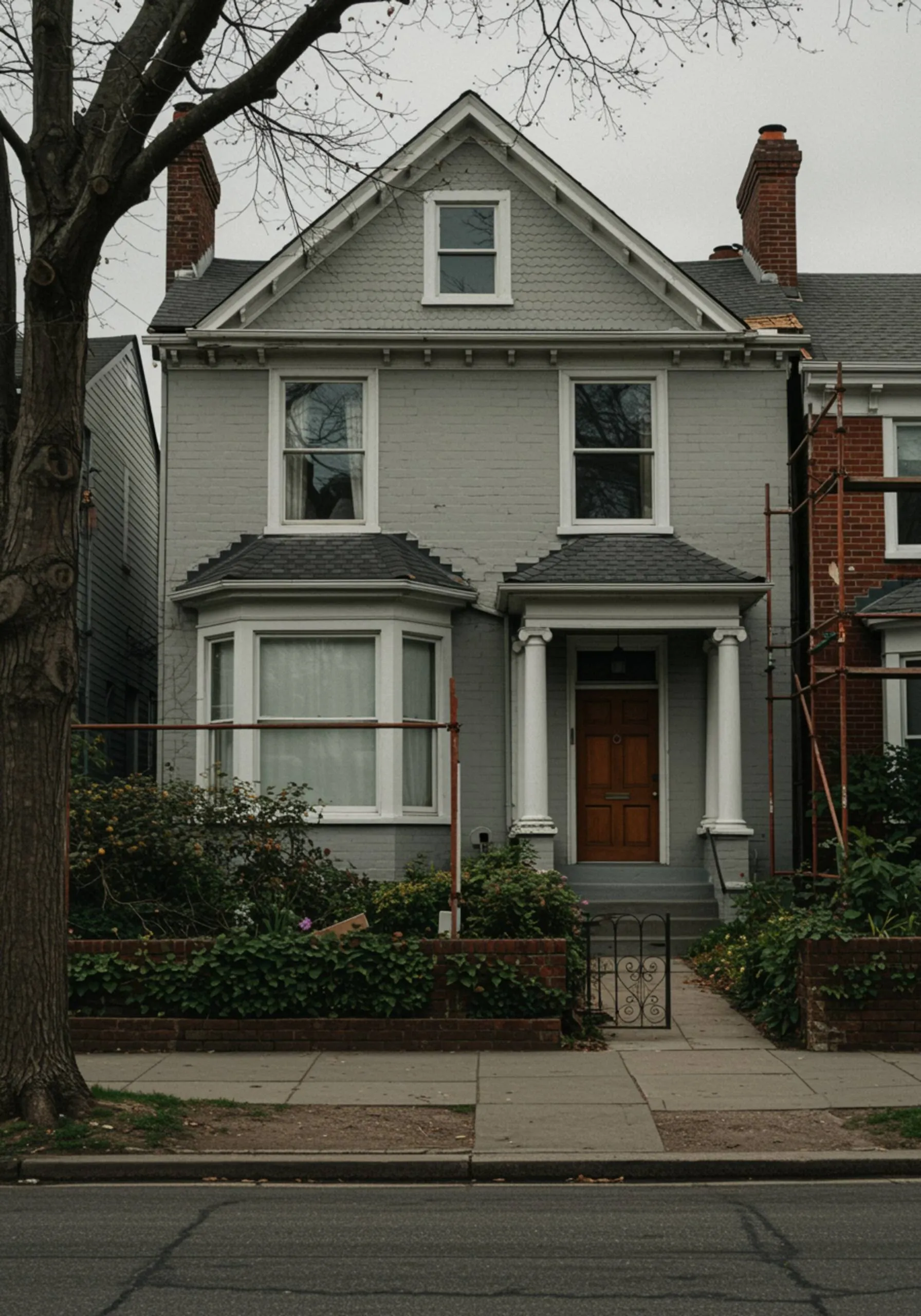 im seccion 3 2 "Renovación exterior de casa clásica con pintura fresca, paisajismo actualizado y entorno ordenado bajo un cielo claro, destacando calidad y atención al detalle."